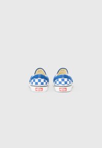 Blå och vit rutiga slip-on skor med en vit gummisula och röd logotyp på hälen. Canvasmaterial, slät struktur, avslappnad design.