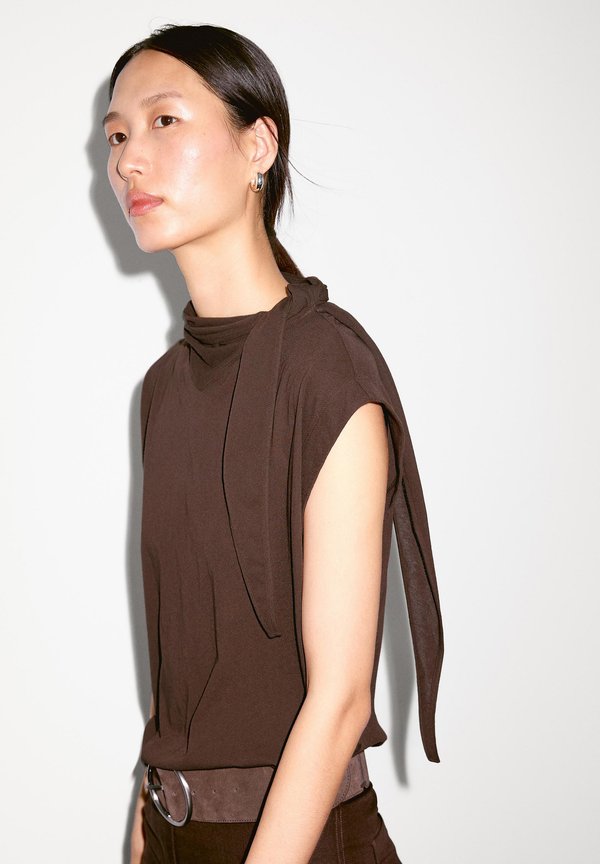 WITH TIED NECK DETAIL - Basic T-shirt3