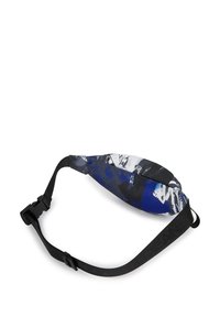 Slingtaske i blå og sort med abstrakte mønstre, polstret design og justerbar rem, med en side-spænde for en sikker pasform.