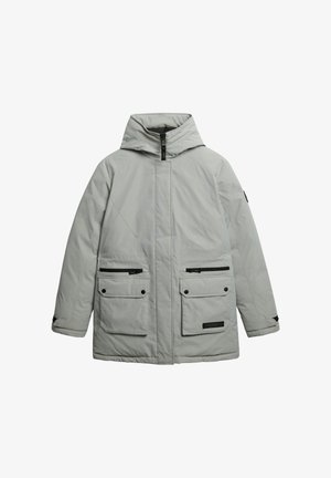 Lysegrå isoleret jakke med hætte, med sorte lynlåsdetaljer, to forlommer og en lige skæring.