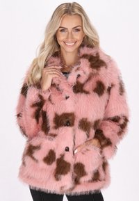 Faux pälsjacka i rosa med brunprickigt mönster, med knäppning och två sidofickor. Mjuk textur med avslappnad passform.