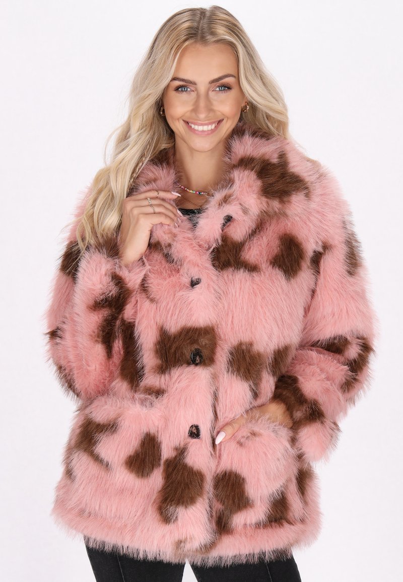 Faux pälsjacka i rosa med brunprickigt mönster, med knäppning och två sidofickor. Mjuk textur med avslappnad passform.