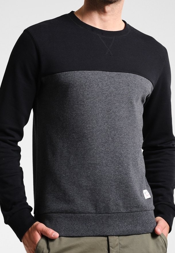 Sudadera negra y gris con cuello redondo, que presenta un diseño de bloques de color horizontal y puños y dobladillo acanalados. Textura de tela suave.