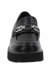 Mocasines de cuero negro con una textura suave, que presentan una hebilla de logo plateado y una suela de goma negra gruesa. El diseño es clásico y minimalista.