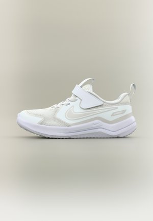 Hvid atletiksko med mesh-overdel, justerbar rem, tekstureret sål og Nike-logo i lysegrå. Rundet tå og polstret design.