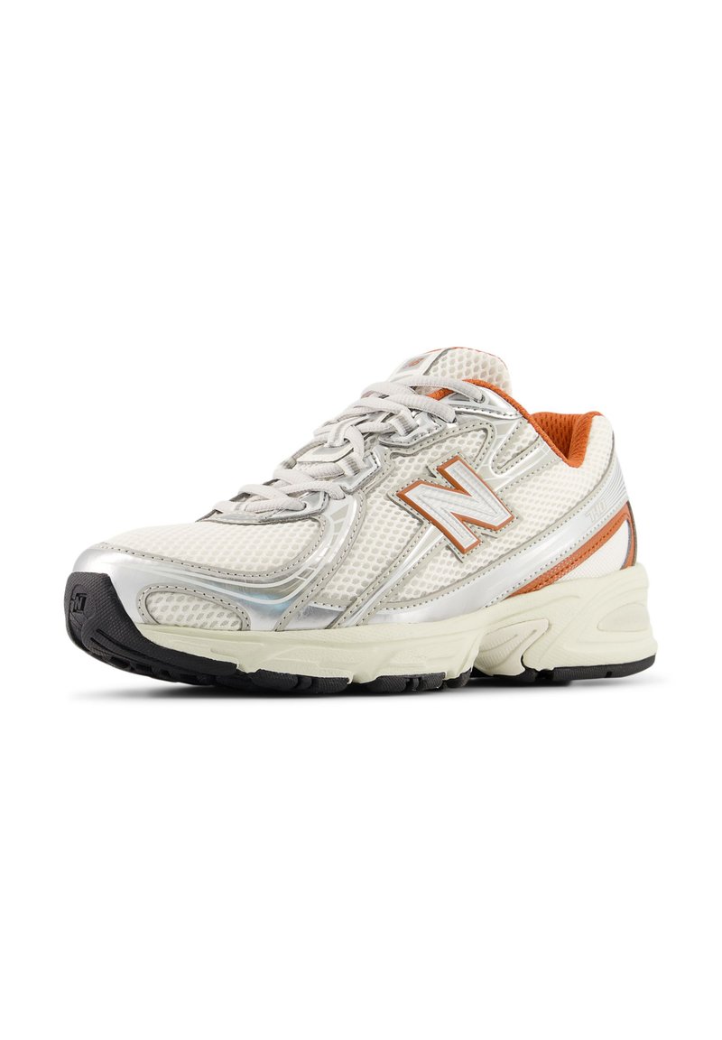 Zapatilla de correr con parte superior de malla en plata y blanco, detalles en naranja, cordones texturizados, suela de goma negra y diseño acolchado.