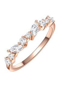 Prsten u boji ružičastog zlata s izmjeničnim marquise i okruglim prozirnim dragim kamenjem, poliranom trakom i teksturiranim postoljem za kamenje.