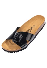 Sandale en cuir verni noir avec sangle ajustable, semelle en liège et semelle en caoutchouc. Présente un accent de boucle métallique.