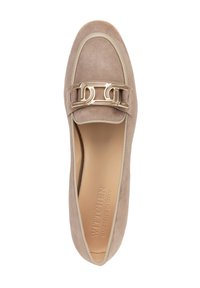 Mocasín de ante beige con acento de cadena dorada. Punta redondeada y detalles de costura. Forro interior suave con el nombre de la marca en relieve.