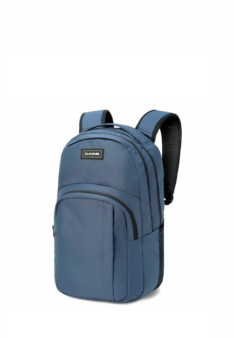 Blauwe stoffen rugzak met gevoerde schouderbanden, een rits hoofdvak, een voorvak en zwarte hardwareaccenten. Duurzaam en gestructureerd ontwerp.