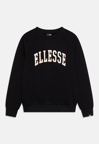 Černá mikina s dlouhým rukávem, ribovanými manžetami a lemem, s velkým nápisem "ELLESSE" v bílých a oranžových písmenech napříč hrudníkem.
