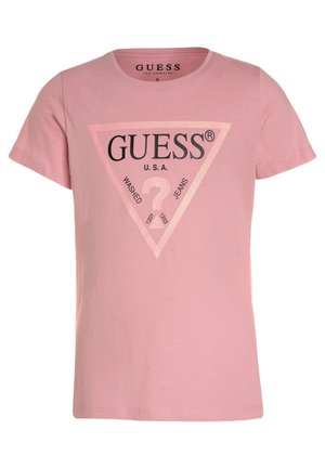 Pink kortærmet T-shirt med GUESS-logo og trekantet design på brystet, med teksten "Washed Jeans" og et spørgsmålstegn inde i trekanten.
