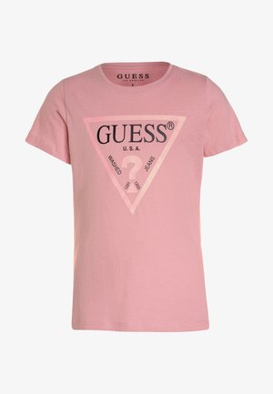 Pink kortærmet T-shirt med GUESS-logo og trekantet design på brystet, med teksten "Washed Jeans" og et spørgsmålstegn inde i trekanten.