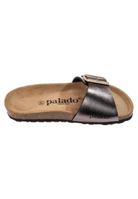 Svart och brons sandal med halkskydd och en texturerad rem, spänne, fotbädd som liknar kork och en svart gummisula. Har varumärket tryckt.