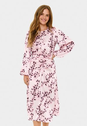 Rosa Midi-Kleid aus weichem Material mit einem floralen Muster in dunklem Lila. Verfügt über lange Ballonärmel und ein gerafftes Vorderteil.