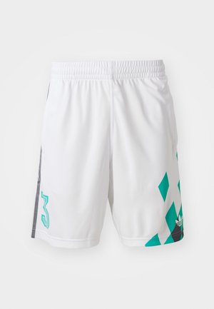 Hvide sportsshorts med elastisk talje, med et teal geometrisk mønster og sorte detaljer på siderne. Indeholder et stort nummer "3."