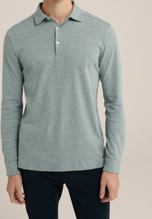 Jasnozielona koszula polo z długim rękawem, wykonana z miękkiego materiału, z kołnierzykiem i trzema guzikami z przodu. Gładka tekstura.