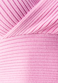 Rosa gerippter Stoff mit einer strukturierten Musterung, die horizontale und diagonale Linien aufweist und ein schichtartiges Aussehen erzeugt.