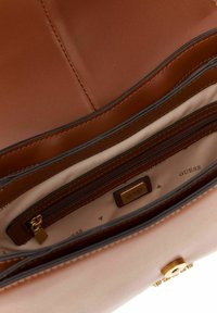 Guess KUBA TRI CMPT FLAP SHLDR - Borsa a tracolla - cognac