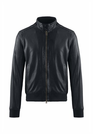 Czarna skórzana kurtka z przednim zamkiem błyskawicznym, kołnierzem na zatrzask, bocznymi kieszeniami oraz ściągaczami na mankietach i dole, na białym tle.