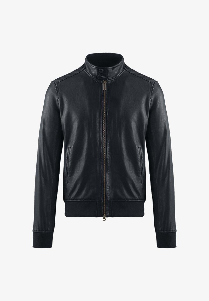 Zwarte leren jas met ritssluiting aan de voorkant, kraag met drukknopen, zijzakken en geribbelde boorden en zoom tegen een witte achtergrond.