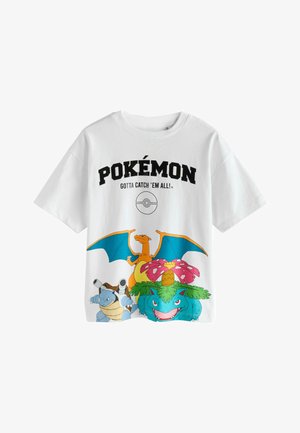 Fehér, rövid ujjú póló színes Pokémon grafikával, amelyen Charizard, Blastoise és Venusaur szerepel, fekete felirattal a tetején.