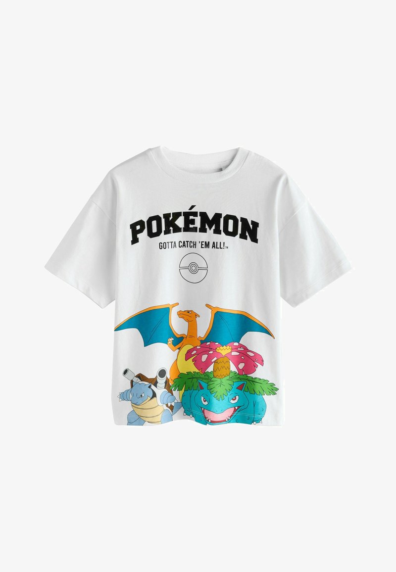 Camiseta blanca de manga corta con un gráfico colorido de Pokémon, que incluye a Charizard, Blastoise y Venusaur, con texto negro encima.