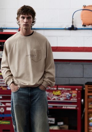 PULL&BEAR, LONG SLEEVE WITH POCKET AND SLOGAN - SWEATSHIRT - Sweatshirt - sand