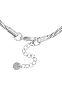 Collana in argento con un design flessibile, dotata di chiusura a farfalla e di una catena di estensione regolabile con un piccolo cartellino.