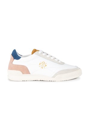 Zapatilla blanca con detalles de ante en rosa, azul y naranja, que presenta una textura de cuero suave, diseño con cordones y detalle del logo en el lateral.