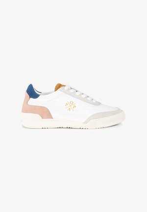 Zapatilla blanca con detalles de ante en rosa, azul y naranja, que presenta una textura de cuero suave, diseño con cordones y detalle del logo en el lateral.