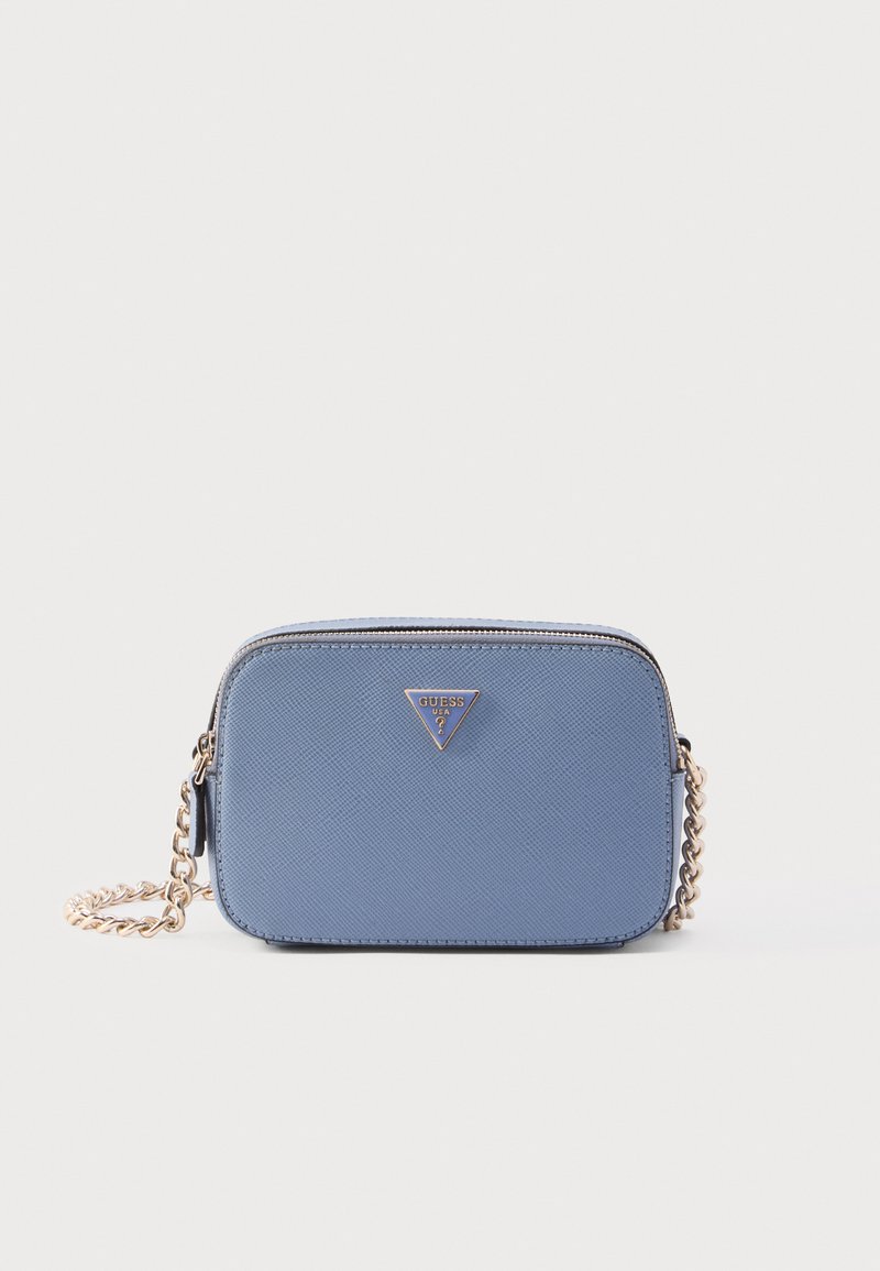 Μπλε τσάντα ώμου με υφή, μεταλλικά στοιχεία σε χρυσό τόνο, λογότυπο σε σχήμα τριγώνου με επωνυμία και πλεκτό αλυσίδα λουράκι. Κλείνει με φερμουάρ.