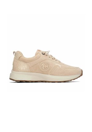 Zapatilla deportiva de ante beige con cordones delanteros, logotipo redondo en el lateral, detalle texturizado en el talón y suela blanca acolchada con dibujo marrón.