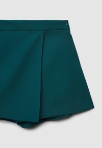 Pantaloni corti plissettati color teal realizzati in tessuto morbido, dotati di un cinturino senza cuciture e di una chiusura con zip nascosta sul retro.