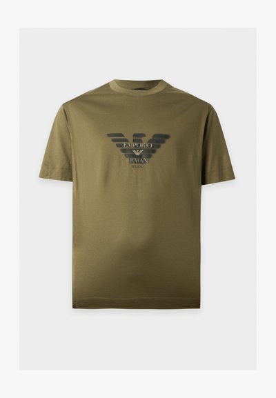 Κοντομάνικο T-shirt σε ελιάς πράσινο χρώμα με μαύρο λογότυπο Emporio Armani Milano και έμβλημα αετού στο κέντρο του στήθους.
