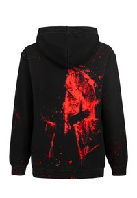 Sort hættebluse med rød malersplatterdesign på ryggen. Har en justerbar hætte og ribbede manchetter, fremstillet af blødt stof.