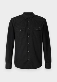 Juodas ilgomis rankovėmis medvilninis marškinys su mygtukų priekiu, dviem krūtinės kišenėmis ir smailiu apykakle. Yra kontrastingi mygtukų akcentai.