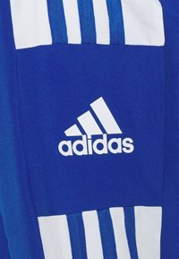 Blaue Sportshorts mit weißen Streifen, die ein auffälliges weißes Adidas-Logo zeigen. Hergestellt aus glattem Stoff, mit seitlichen Taschen gestaltet.