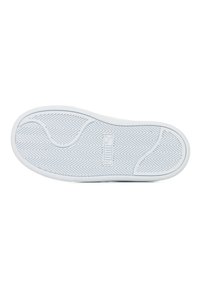 Suola di scarpe in gomma bianca con un motivo a spina di pesce, dotata di un logo stampato e bordi lisci. Design pulito e minimalista.