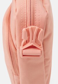 Nike Sportswear HERITAGE CROSSBODY UNISEX - Soma ar siksnu pāri ķermenim - light madder root