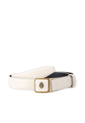 Witte leren riem met een vierkante gouden gesp met in het midden een klein goud-zwart decoratief embleem.