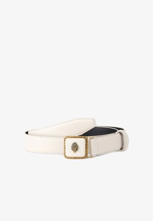 Witte leren riem met een vierkante gouden gesp met in het midden een klein goud-zwart decoratief embleem.