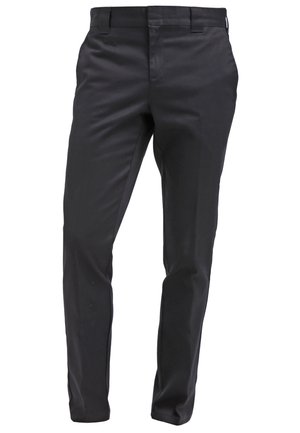 Pantalones negros a medida de tela suave, con un diseño de pierna recta, paso para cinturón y un cierre frontal clásico.