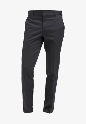 Pantaloni neri su misura realizzati in un tessuto liscio, con un design a gamba dritta, passanti per la cintura e una chiusura frontale classica.