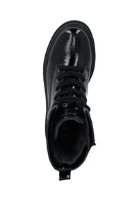 Czarne, błyszczące botki za kostkę na sznurowanie z grubą podeszwą, okrągłym noskiem i bocznym zamkiem, przedstawione z widoku z góry.