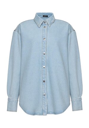 Helehall sinine denimmatist pika varrukaga särk, millel on terav krae ja esiküljel hõbedased kinnituskangid, veidi allapoole langenud õmblustega õlgadel.