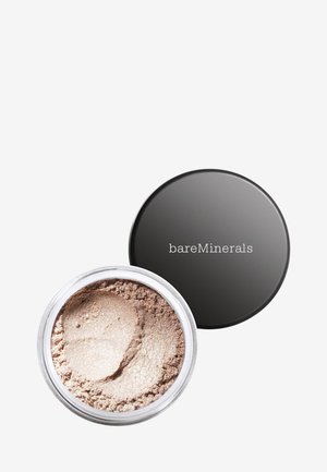 Fard à paupières minéral en vrac dans un pot transparent avec un couvercle noir. Poudre beige douce et irisée, texture lisse, surface légèrement surélevée.