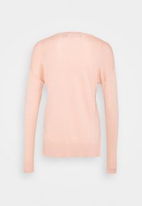 Světle růžový pletený svetr s dlouhým rukávem zobrazený zezadu, s kulatým výstřihem a žebrovanými manžetami a lemem.