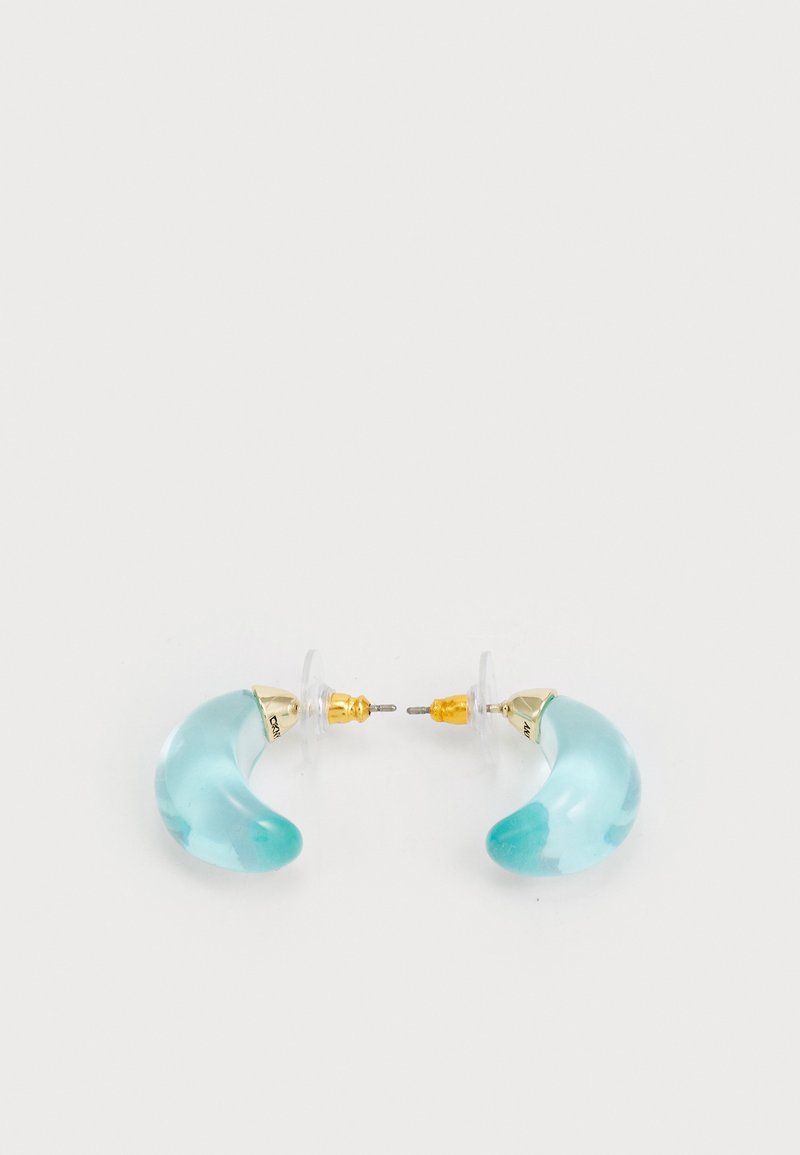 Un paio di orecchini a mezzaluna color teal realizzati in materiale traslucido con finiture in tono oro e con retro in plastica trasparente.