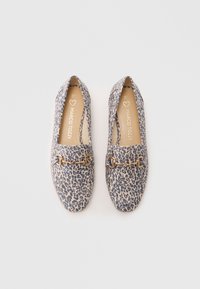 Μπεζ και καφέ loafers με leopard print, με αλυσίδα μπροστά. Λείος υφασμάτινος φινίρισμα, αμυγδάλου σχήμα και επίπεδος σχεδιασμός σόλας.